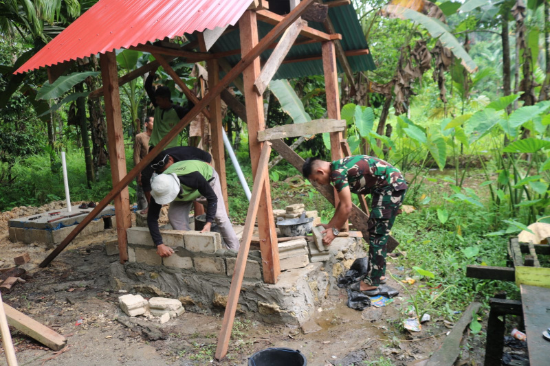 MCK Bapak Melki warga dusun Kalio sipora utara hampir selesai pengerjaan nya oleh satgas TMMD ke 130 Mentawai bersama masyarakat