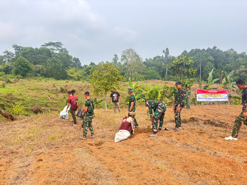 Tim Satgas TMMD Ke 130 Mentawai sedang menanam cabe dilahan Desa sipora jaya, guna menanggulanggi krisis cabe dimasa mendatang asal berkelanjutan tutur dan satgas Dandim 0319 Kep.Mentawai