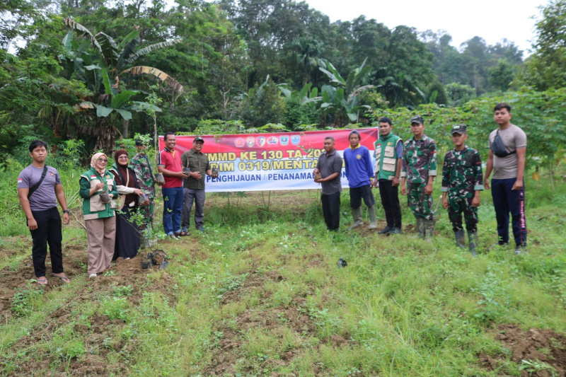 Tim satgas TMMD  ke130 Mentawai bersama masyarakat dan perangkat Desa Sidomakmur Berfoto bersama sebelum menanam bibit bit jeruk dan kelapa