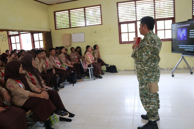 Tim Satgas TMMD ke130 sertu Agus Saut Manurung menyampaikan makalah Bela Negara pada siswa siswi SMAN2 Sipora Km 8 Sipora Utara