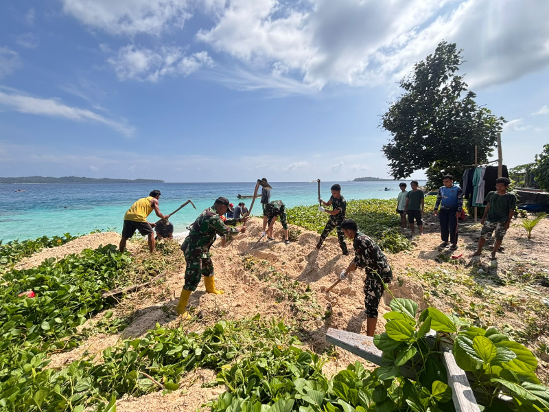 Personil Tim Satgas TMMD ke 130 Mentawai bersama masyarkat membersihkan lingkungan Dusun Tuapeijat Sipora Utara 27/10/26