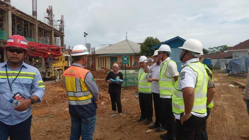 Bupati Kep.Mentawai DR.Rinto Wardana, Wabup Jakop Saguruk, Ketua DPRD Ibrani Sababalat, mengunjungi Pembangunan RSUD 3 Lantai di Km9 Tuapeijat Sipora Utara