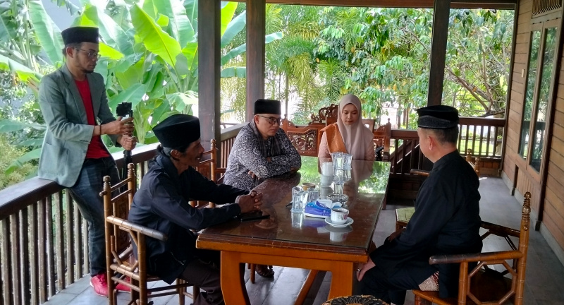 Ketua LKAAM Sumbar Fauzi Bahar memberi wejangan dalam proses produksi film Pitaruah yang mengangkat kehidupan sosial, adat istiadat dan budaya Minangkabau.
