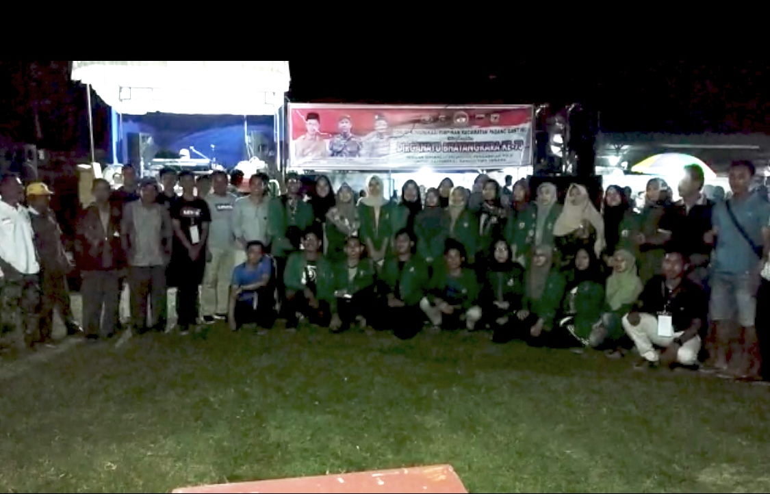 Mahasiswa KKN Unand di Padang Gantiang (Foto dok ns)