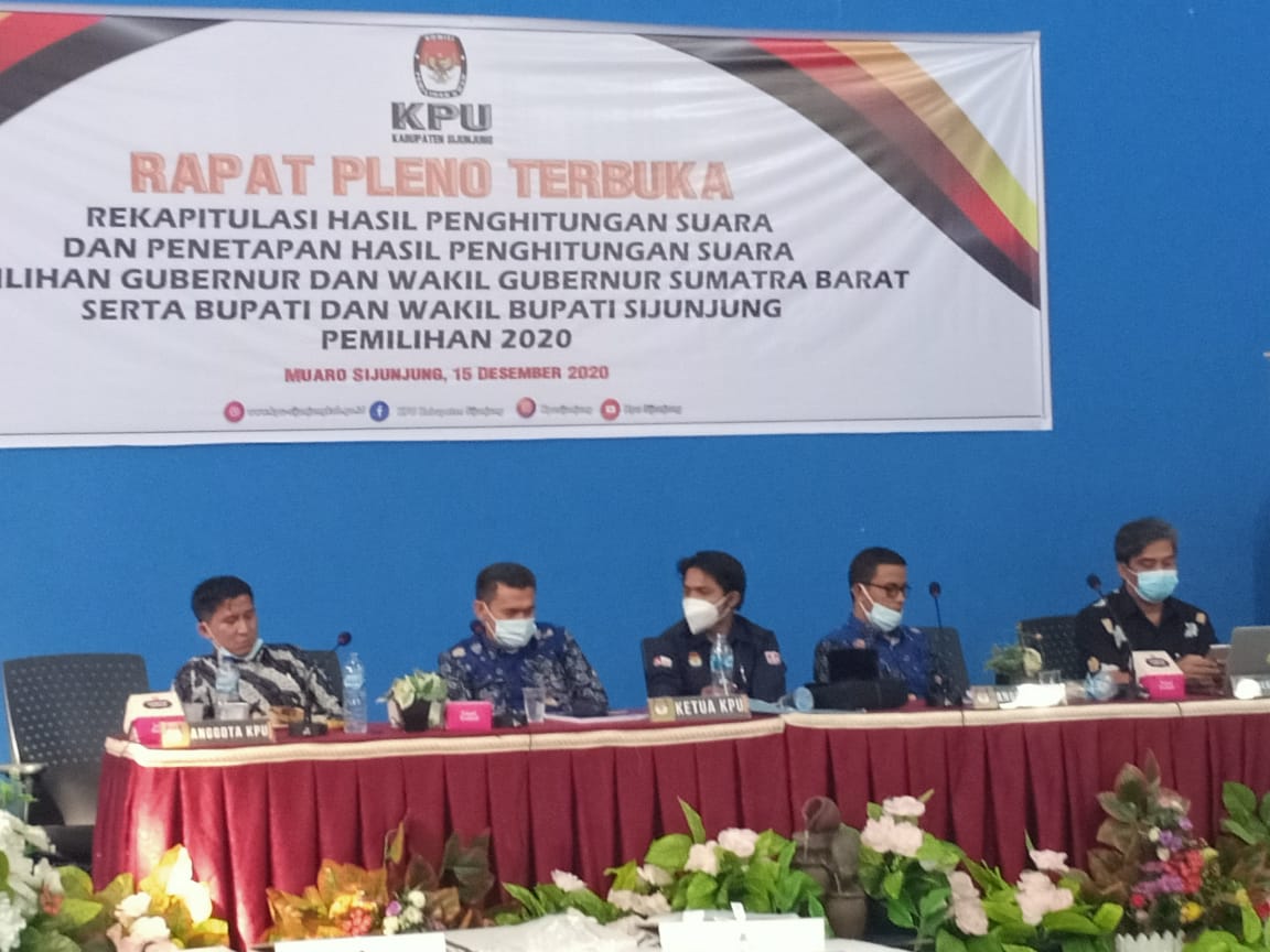 Ketua KPU Sijunjung, memimpin Rapat Pleno Penghitungan Rekapitulasi suara Pilkada serentak