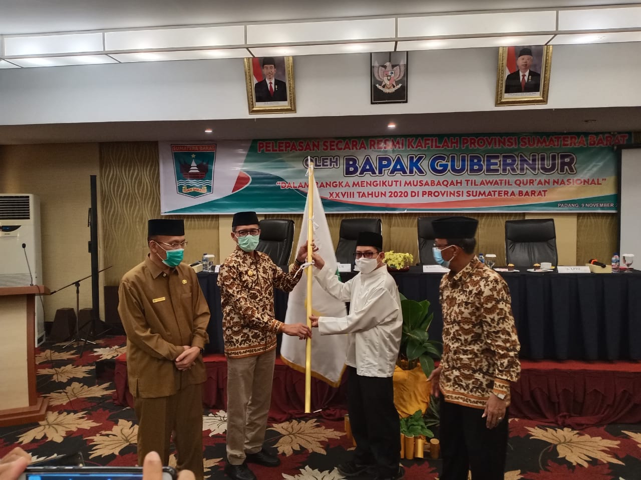 Kafilah MTQ Nasional Sumbar dilepas oleh Gubernur Sumbar, Irwan Prayitno, Senin (9/11/2020).
