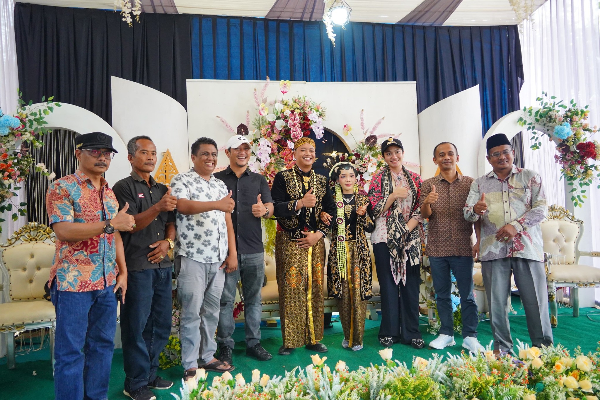 Bupati Annisa foto bersama di pesta pernikahan warga Tiumang