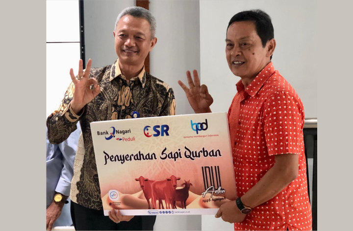 Direktur Operasional Bank Nagari Zilfa Efrizon menyerahkan bantuan hewan kurban secara simbolis kepada Ketua PWI Sumbar Widya Navies. (ISt)