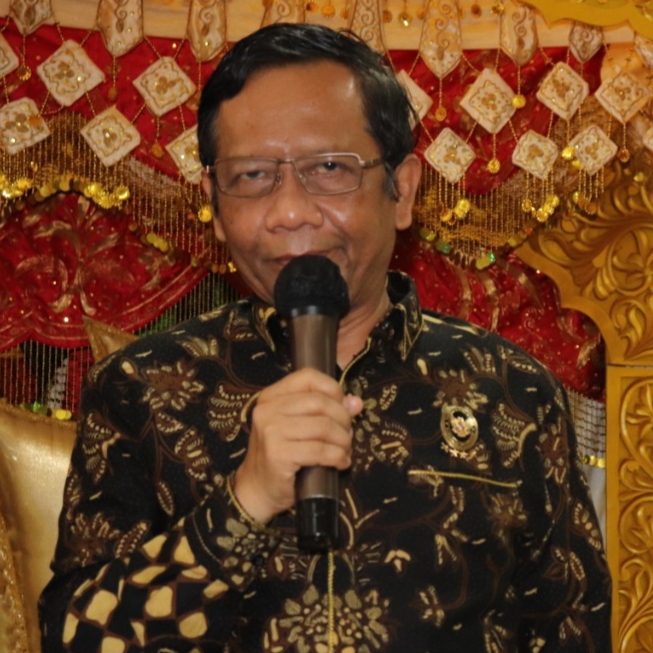Menko Polhukam, Mahfud MD, memberi keterangan pers di Bandara Internasional Minangkabau sesaat setelah disambut Gubernur, Rabu (16/9/2020).