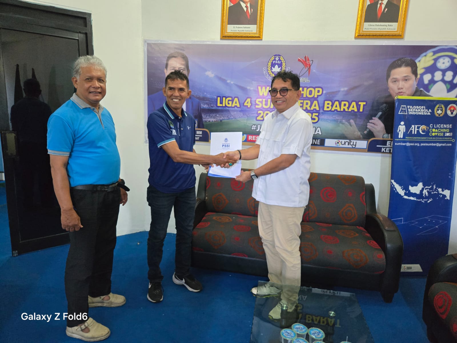 Ketua Tim Pemenangan, Mastilizal Aye terima SK penetapan calon Ketua PSSI Sumbar Andre Rosiade