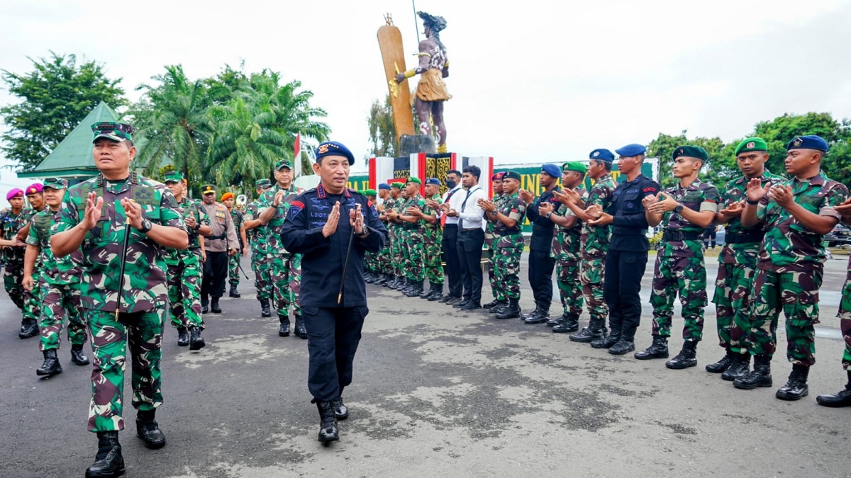 Panglima_TNI_dan_Kapolri_pastikan_keamanan_pembangunan_di_Papua.jpg