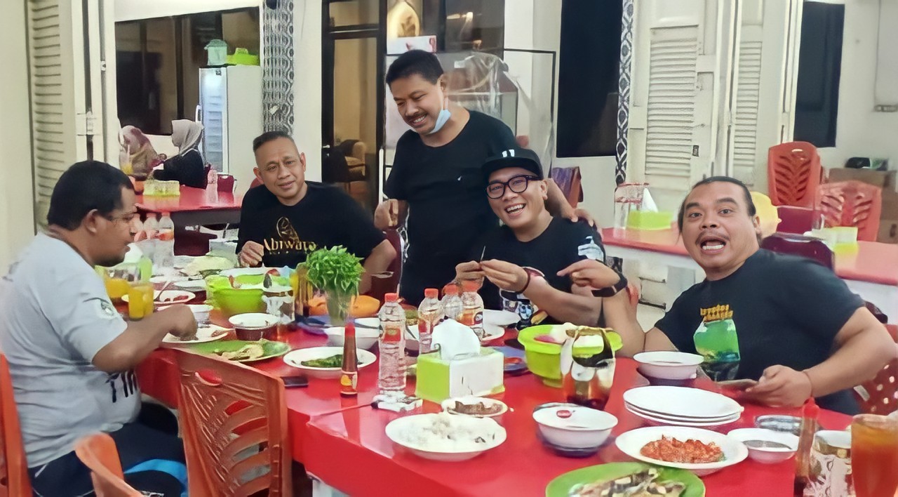 SIWO Sumbar bersama SIWO Indonesia lainnya saat jamuan makan malam di salah satu Rumah makan diTeluk Kendari