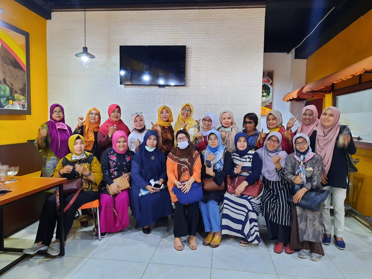 Pengurus dan anggota IKWI Sumbar, dalam pertemuan silaturahim setelah vakum beberapa bulan akibat pandemi Covid-19, di Padang, Sabtu (18/7/2020).