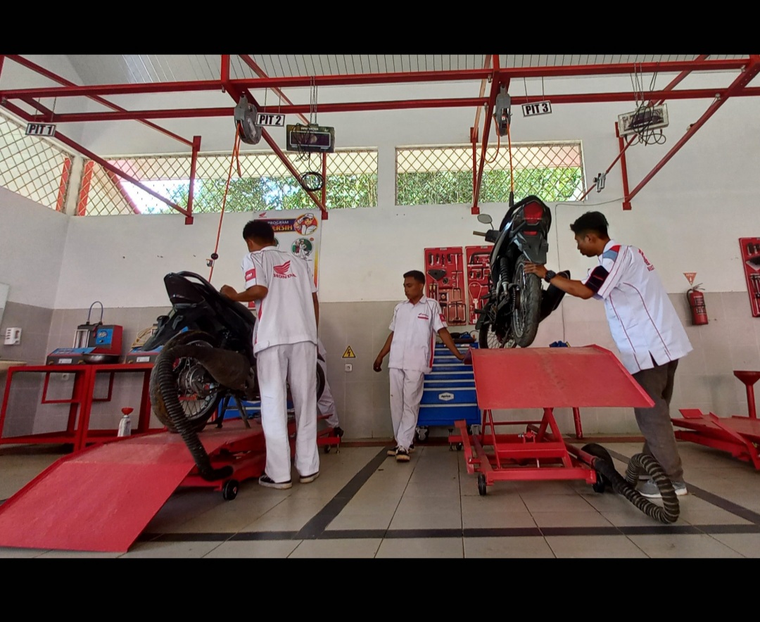 Servis Gratis Sepeda Motor di Workshop TBSM SMKN 1 Baso