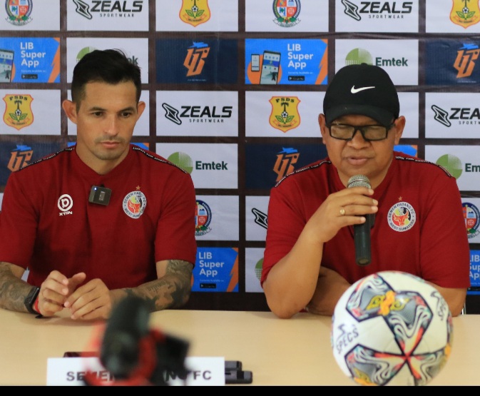 Pelatih Kepala Semen Padang FC Delfiadri didampingi Kapten Tim Silvio Escobar saat konferensi pers jelang hadapi PSDS Deli Serdang(Foto:Semen Padang FC)