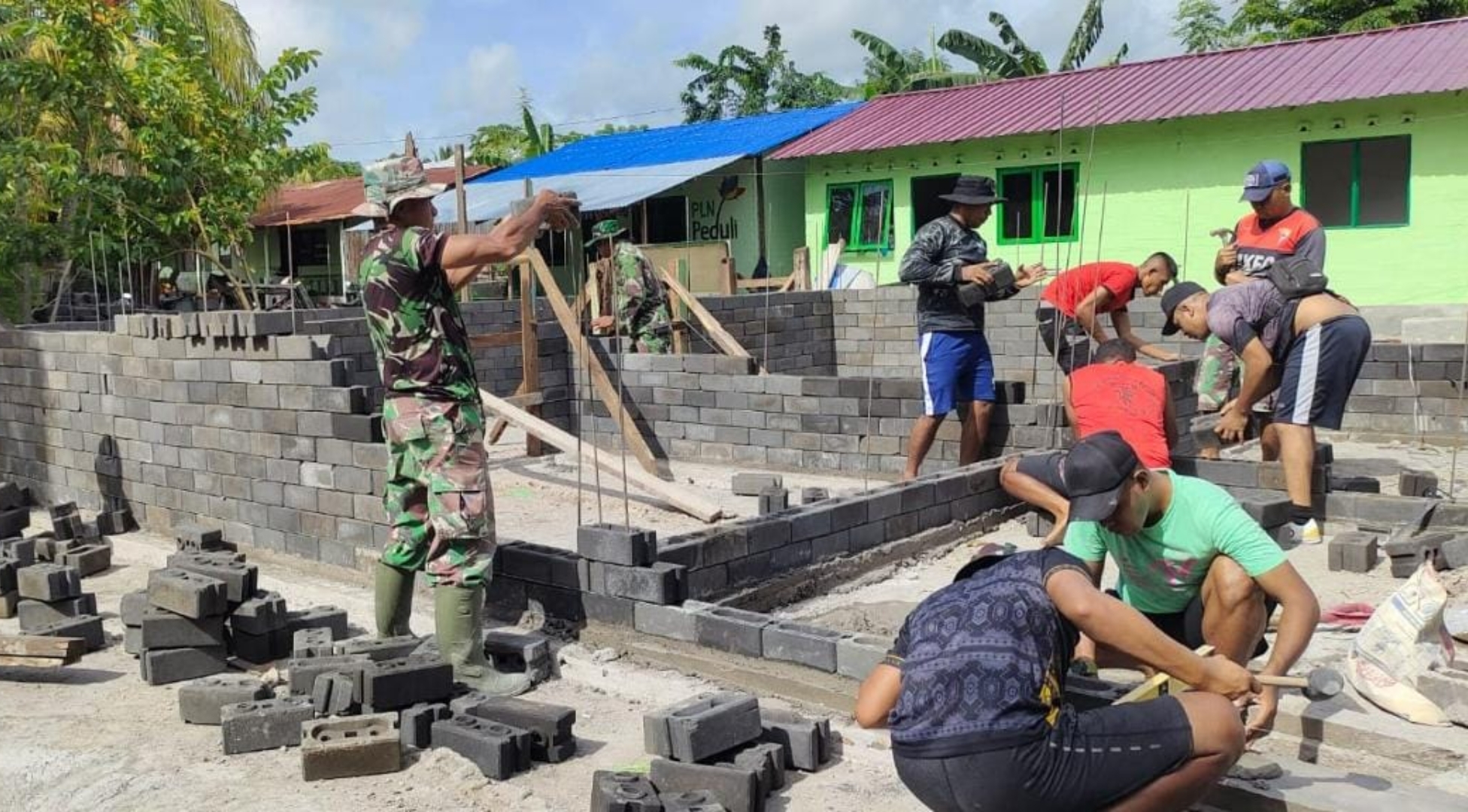 FABA diolah menjadi batako dan dimanfaatkan untuk membangun rumah bagi Prajurit TNI di Maumere, Nusa Tenggara Timur.