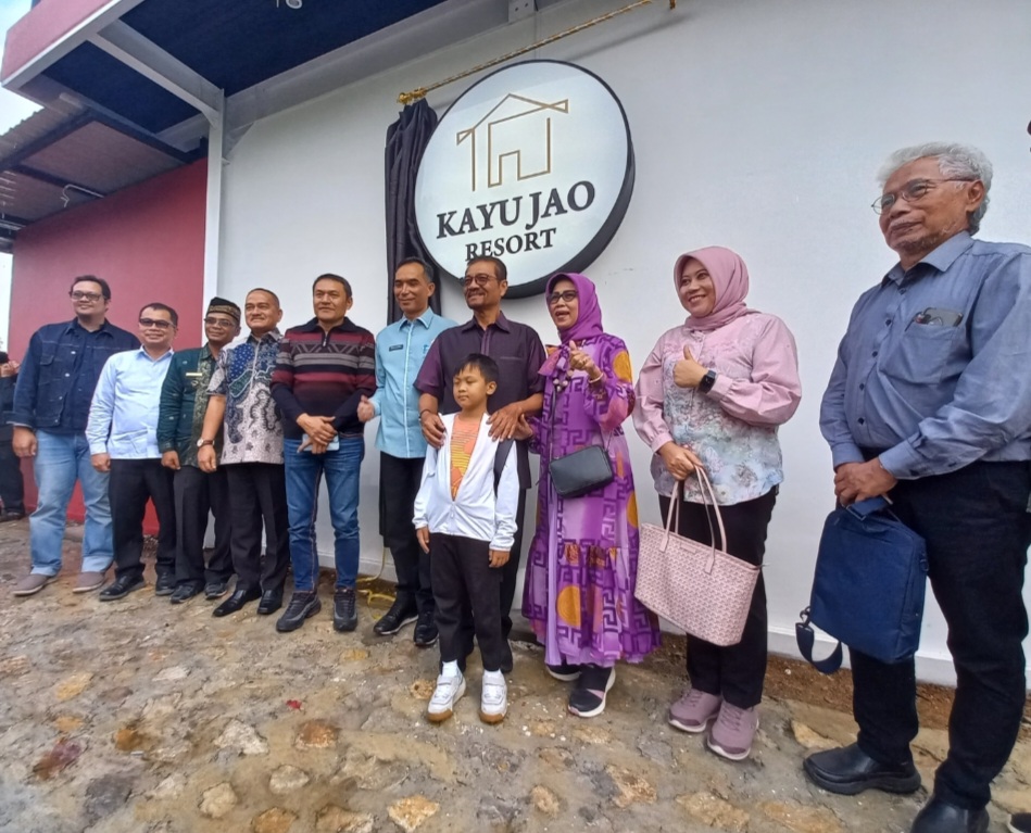Gamawan Fauzi foto bersama keluarga dan Sekda Kabupaten Solok serta tamu undangan usai soft opening Kayu Jao Resort 
