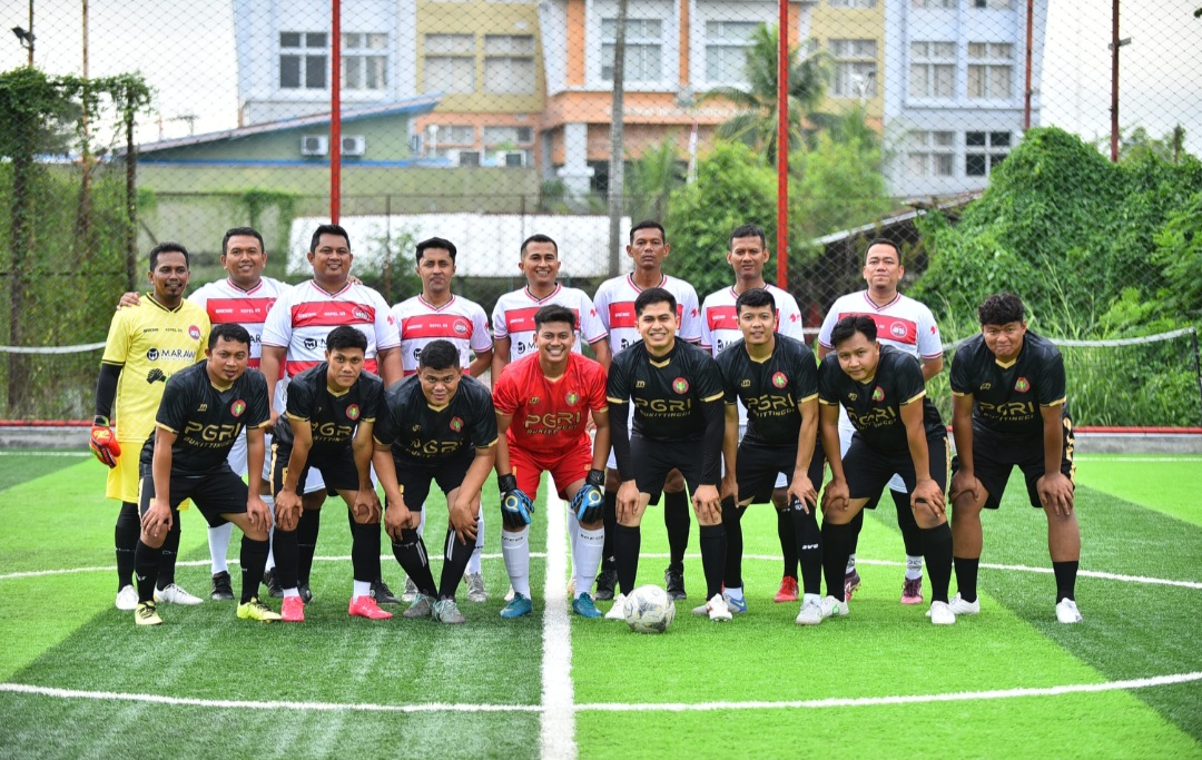 Tim Ilmu Kepelatihan Olahraga UNP 05 foto bersama dengan Tim PGRI Bukittinggi