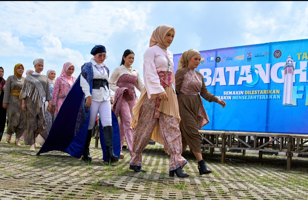Parade batik songket dan casual pada acara Batanghari Festival 2023 (Foto: Nanda Irawan)