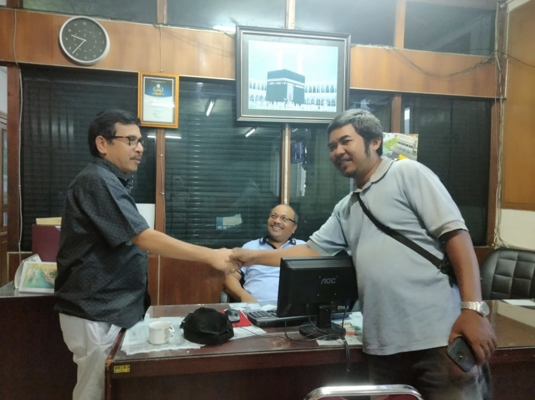 Pemred Harian Singgalang, Khairul Jasmi, melepas wartawannya Bambang menujuAsia Pasific Press Program tahun 2023 di China, Rabu (16/7/2023). Foto ist. 