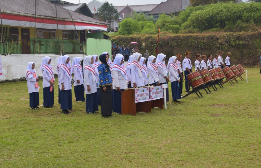 Grup Kesenian SMPN 5 X Koto saat tampil pada upacara bendera HUT RI Ke-78 di Kecamatan X Koto