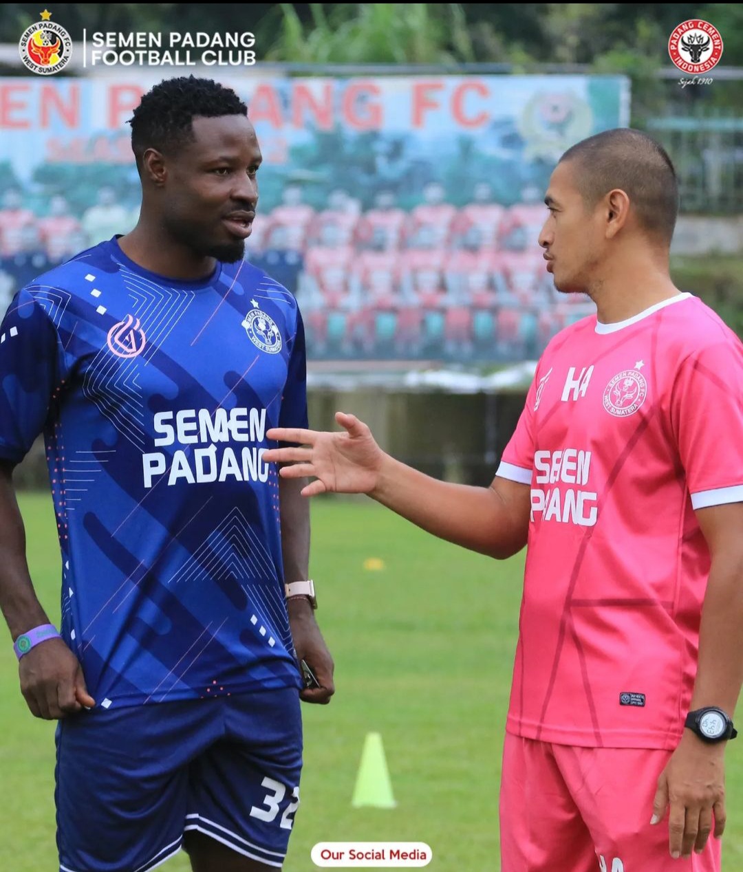 Kenneth Ikechukwu Ngwoke bersama Asisten SPFC Hengky Ardiles (Foto: Semen Padang FC)