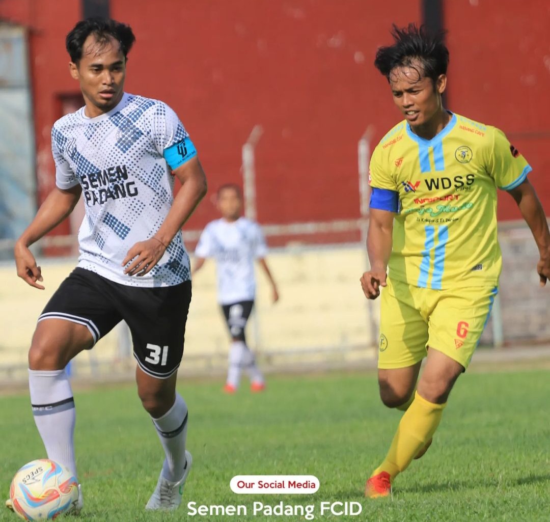 Rosad Setiawan (kiri) dipercaya Delfiadri jadi kapten tim SPFCmengarungi Liga 2 2023/2024 (Foto: Semen Padang FC)