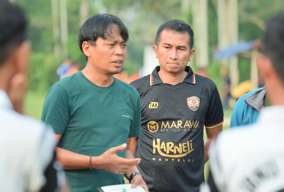 Fahmi Ismail (depan), Pelatih Anyar PSKB Bukittinggi (Foto:Jam Gadang Photosport)