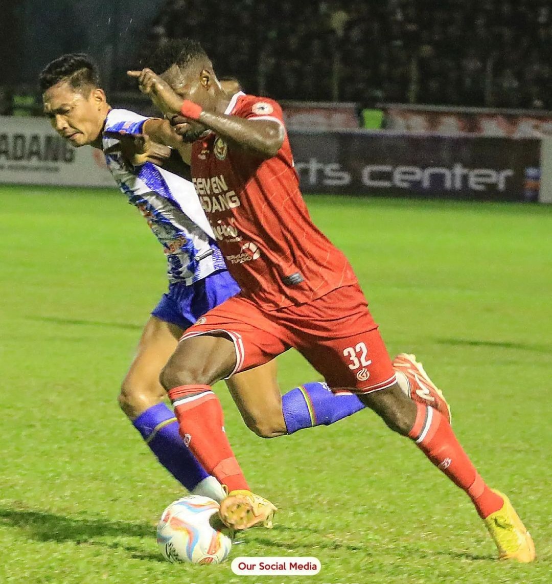 Kenneth Ngwoke (Merah), satu golnya tidak cukup untuk menangkan Semen Padang FC (Foto: Semen Padang FC)