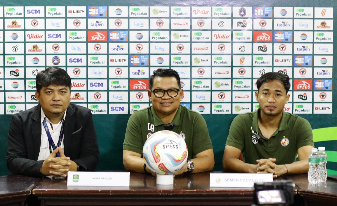 Coach Delfiadri didampingi Kapten Tim Rosad Setiawan pada sesi konferensi pers jelang menghadapi PSMS Medan 