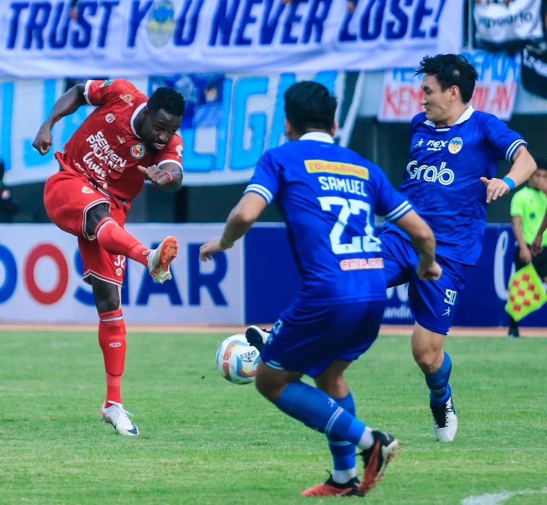 Kenneth Ngwoke (Merah/SPFC), buntu di Mandala Krida (foto: Semen Padang FC)