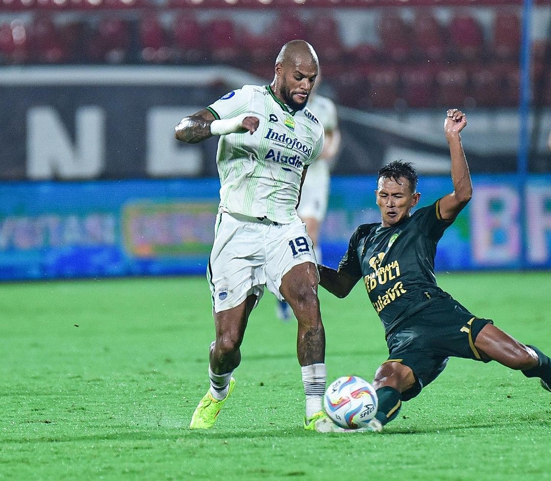 David Da Silva (Putih/Persib) saat menghadapi Persikabo 1973 pada pekan ke-29 Liga 1