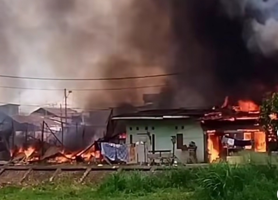 Kebakaran Rumah Semi Permanan di kota Padang 