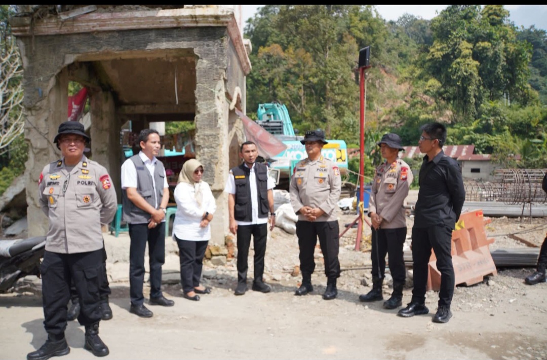 Suasana peninjauan lapangan oleh korp Brimob di lokasi jembatan kembar.