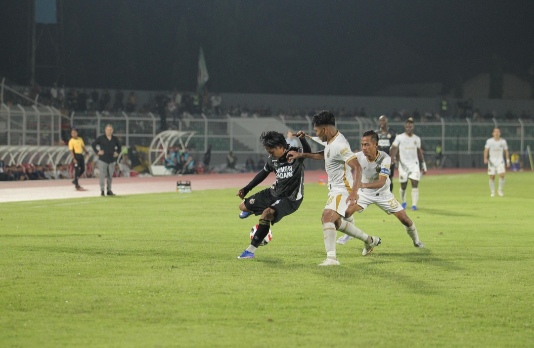 Firman Juliansyah (hitam/SPFC), semakin berat keluar dari zona degradasi usai kalah telak dari Bhayangkara (Foto: Semen Padang FC)