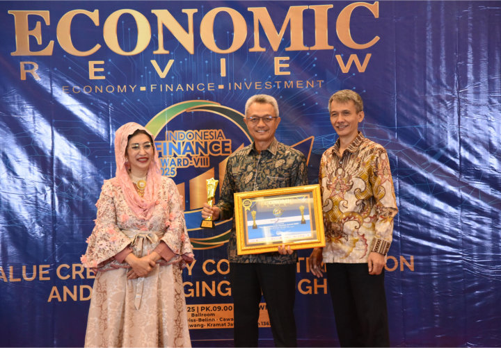 Penghargaan Indonesia Finance Award (IFA) 2025 diterima langsung oleh Zilfa Efrizon, Direktur Operasional Bank Nagari. pada Rabu, (28/5) bertempat di Hotel Swiss-Belinn Cawang, Jakarta