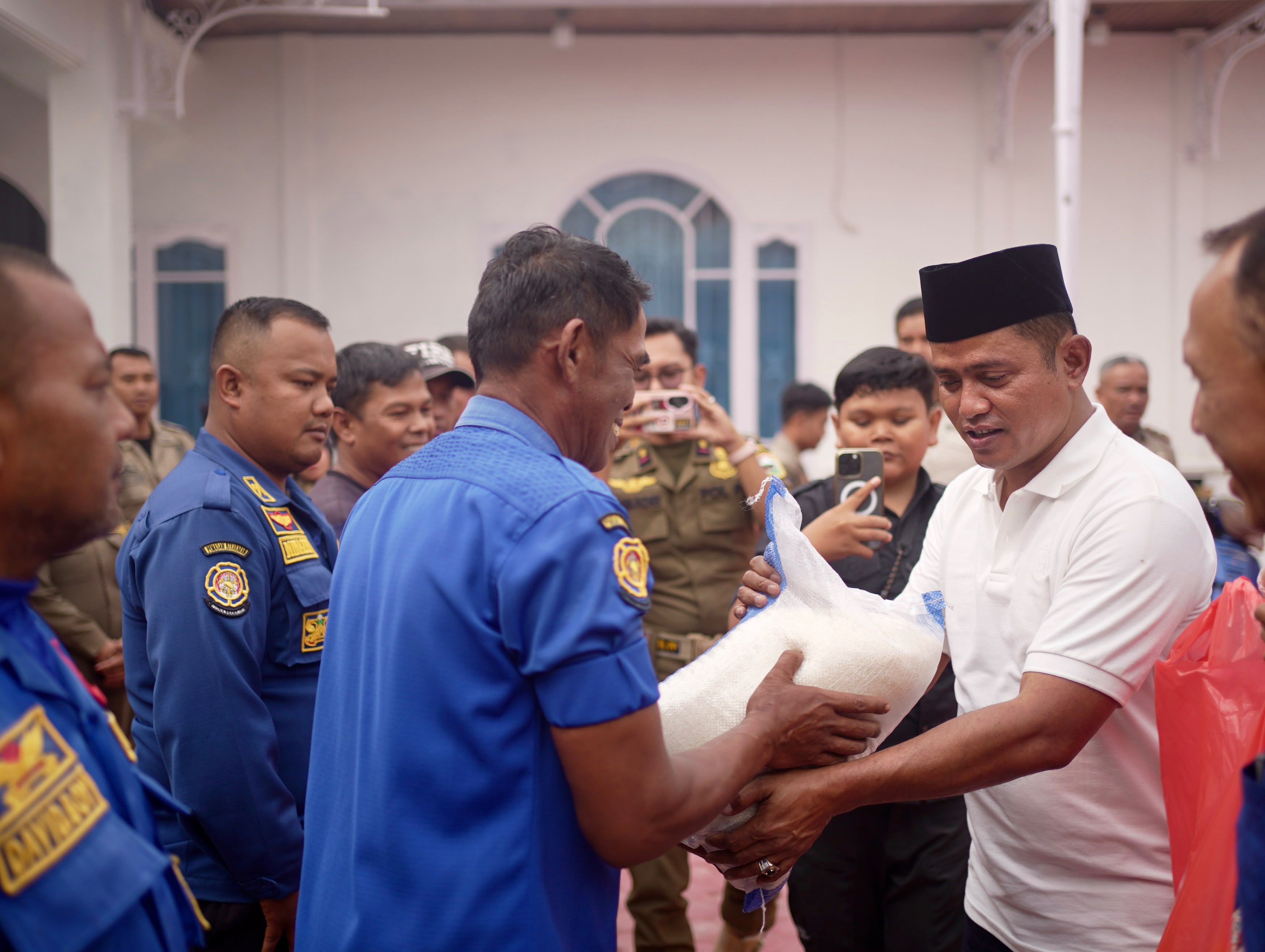 Bantu Bersihkan Sisa Banjir Bandang Arosuka 187 Petugas Satpol PP Dan Damkar Diguyur Reward