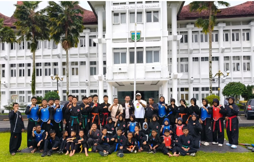 Atlet dan pelatih Hapkido Padang Panjang poto bareng depan Balaikota Silaingbawah.