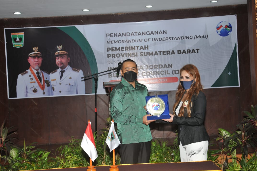 Wakil Gubernur Sumatera Barat, Audy Joinaldy, dan Presiden Dewan Bisnis Indonesia Jordania, Mayra Andrea, setelah penandatanganan MoU, Senin (5/4/2021), di Jakarta.