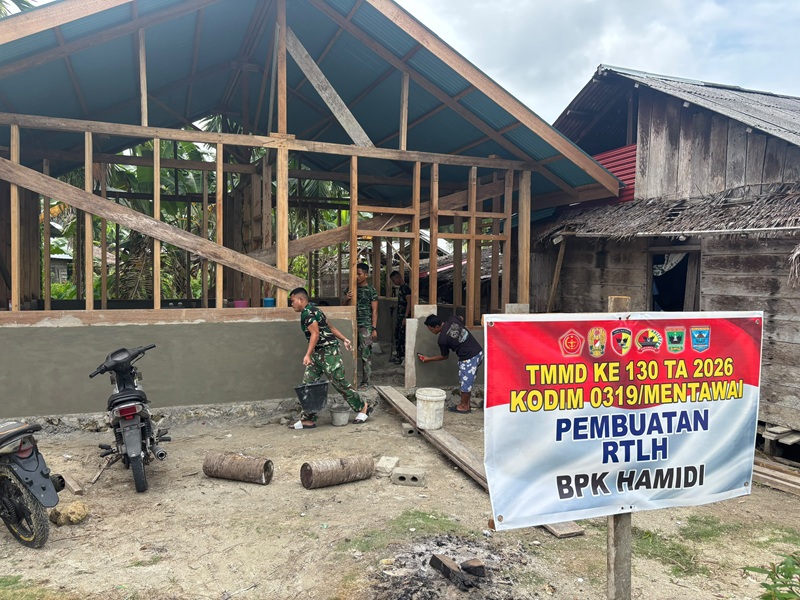 Rumah Bapak Hamidi sebelum direhab kanan dan setelah direhab kiri kondisi 70 % di desa Goisoinan Sipora Utara, tim satgas TMMD  ke 130 Mentawai memacu pekerjaan
