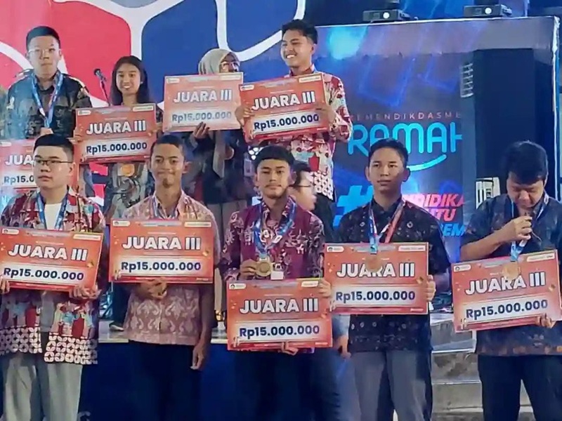 Dua siswa SMA 1 Sumbar Kota Padang Panjang saat menerima penghargaan.