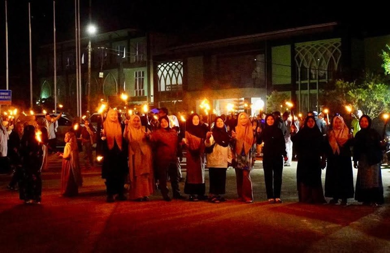 Rombongan pawai obor saat melintas depan Islamic Centre.