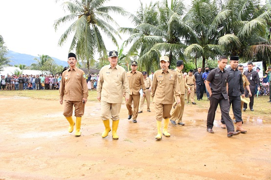 Wagub  Sumbar Nasrul Abit didampingi bupati Syahiran di lokasi TMMD Pasbar