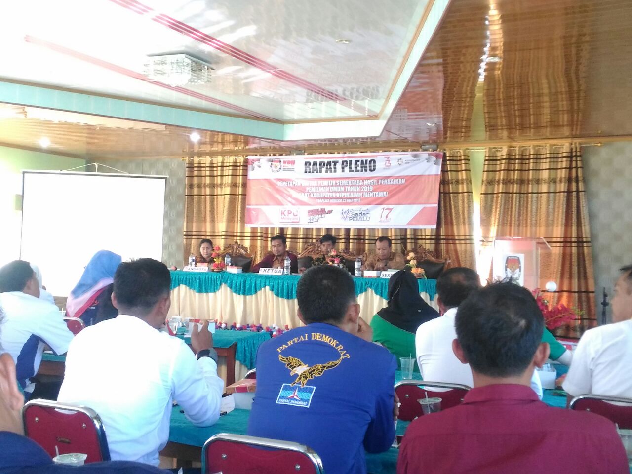 Rapat Pleno Penetapan Daftar Pemilih Sementara Hasil Perbaikan yang digelar KPU Mentawai di hotel Jelita KM.0 Tuapejat, Minggu, (22/7)