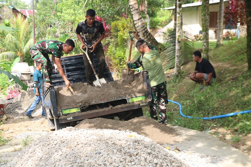 Hampir tuntas pengerjaan jalan Kampung gang manei Dusun Berkat sepanjang 200 meter tim satgas TMMD Ke 130 berpacu mengejakannya bersama masyarakat.