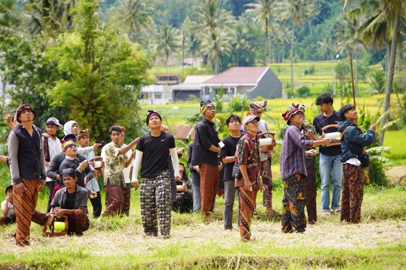 Peserta festival Alang Alang baradaik dengan pakaian Minangkabau tempo dulu