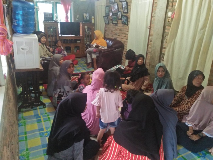 Warga Jorong Kubu, Nagari Sungai Batang, Kecamatan Tanjung Raya, Kabupaten Agam, tampak ramai mengunjungi kediaman Dewi Rosnita yang melahirkan tanpa proses kehamilan