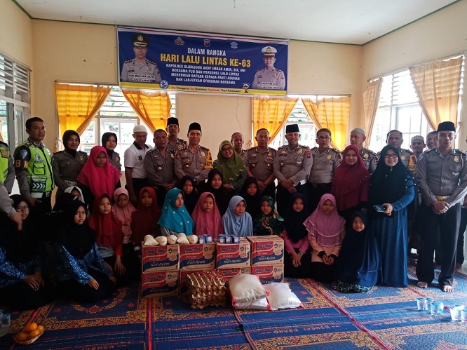 Kaplres Sijunjung didampingi Wakapolres dan Kasat Lantas dan jajaran Satlantas foto bersama warga Panti Asuhan Permata Bundo
