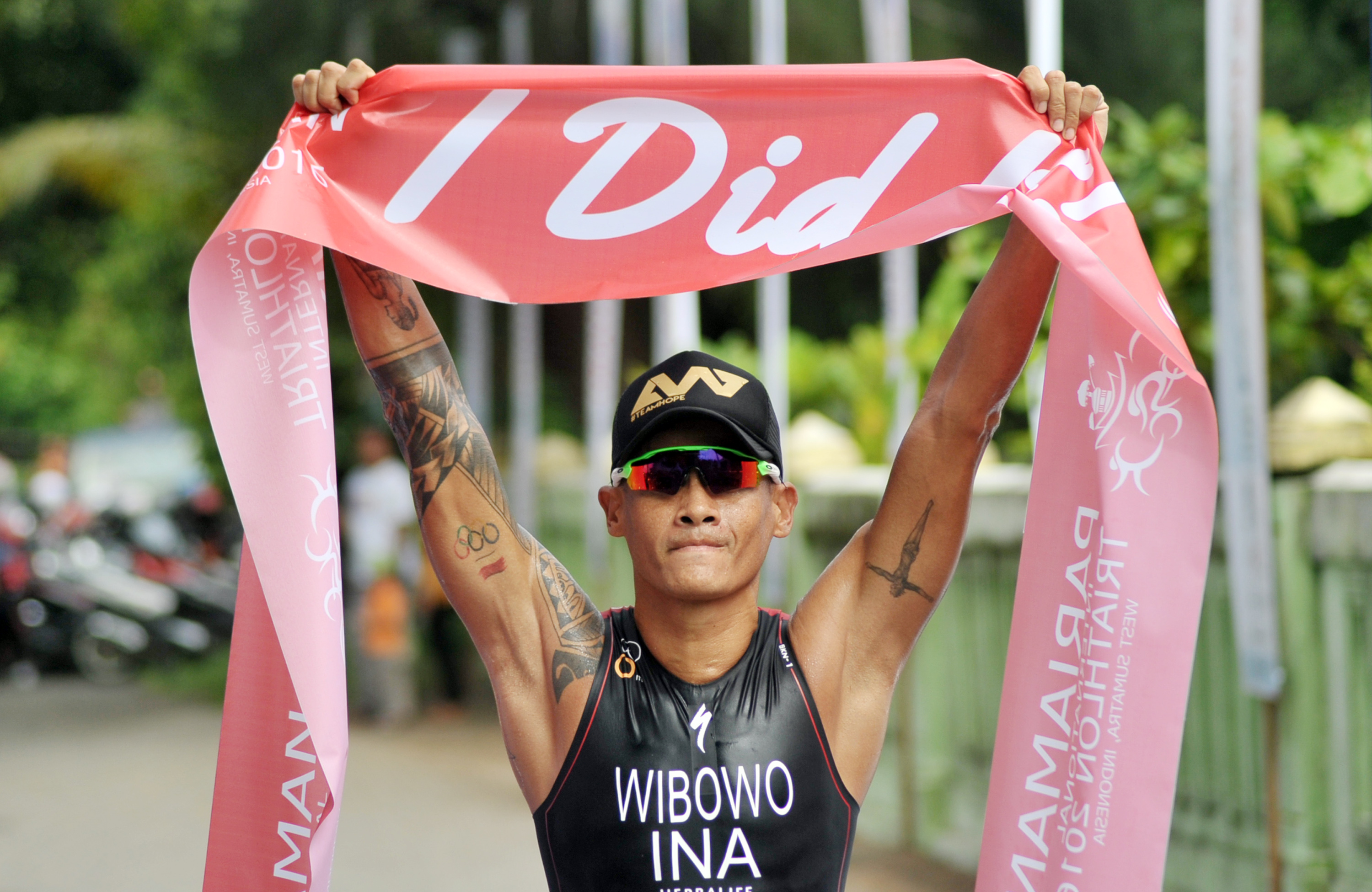 Atlet Triathlon, Andi Wibowo pertama memasuki garis finis pada kategori Elite Men dalam gelaran Pariaman International Triathlon 2016 di Pantai Cermin, Pariaman, Sumatera Barat, Sabtu (5/11). Posisi pertama Pariaman Triathlon kategori Men Elite diraih And
