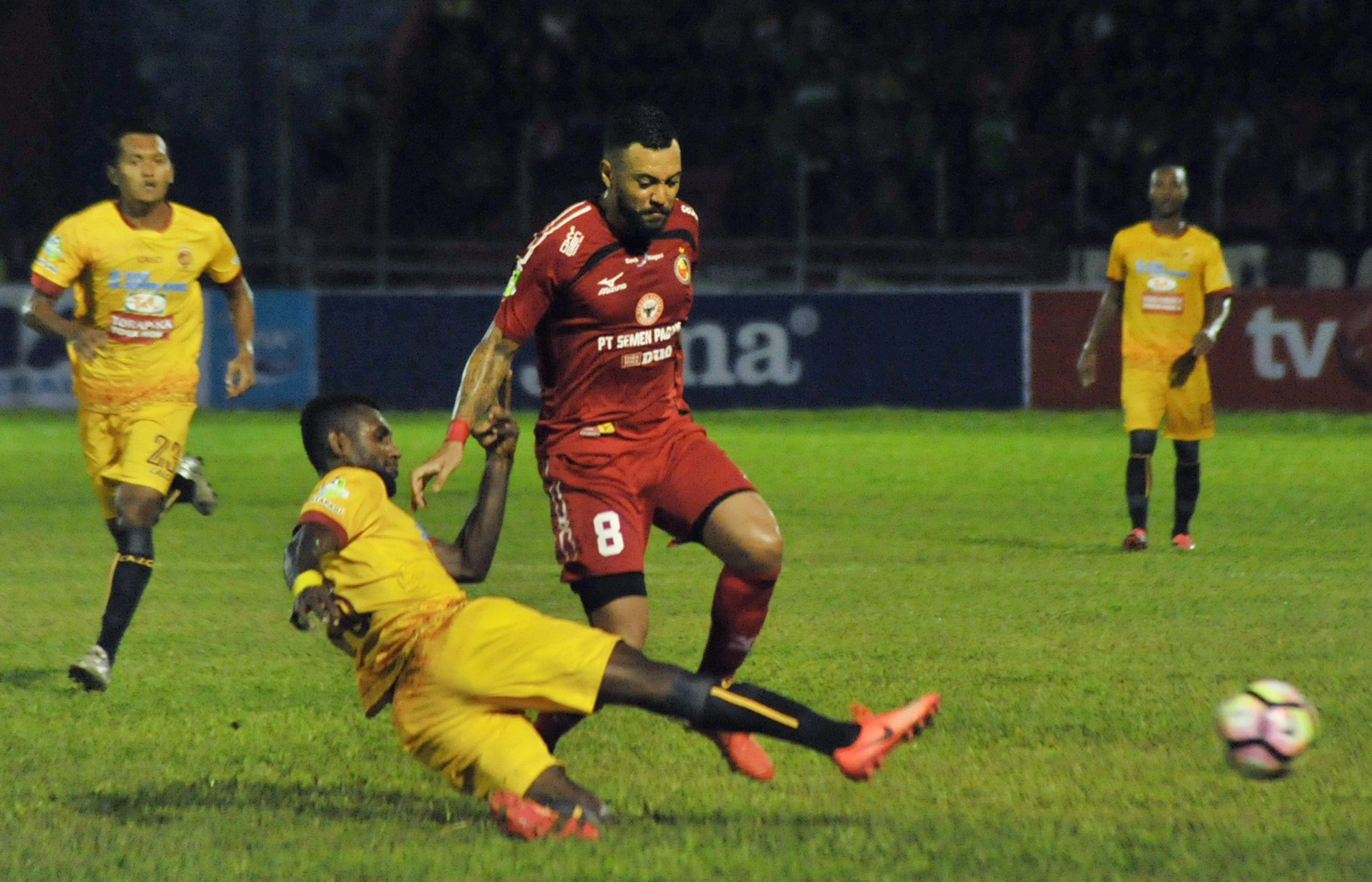 Pesepakbola Semen Padang FC, Marcel Sacramento (kanan) berebut bola dengan pemain Sriwijaya FC, Rudolof Yanto Basna (kiri) pada pertandingan Gojek Traveloka Liga 1, di Stadion GOR H Agus Salim, Padang, Sumatera Barat.